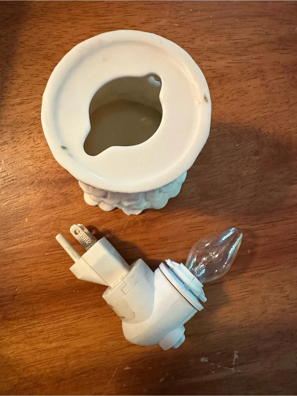 RETIRED Scentsy Shasta Daisy White Ceramic Floral Plug-In Warmer